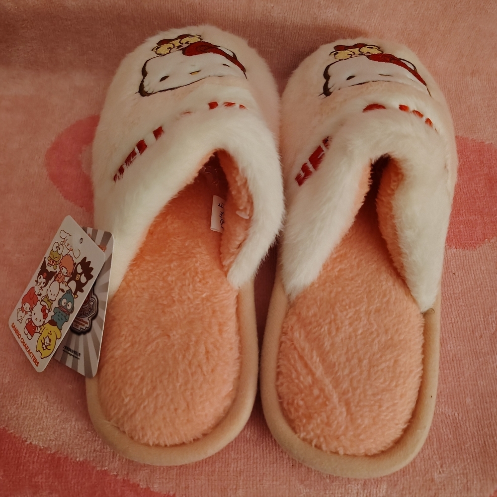 EXCLUSIVE - Hello Kitty Officially Licensed Slippers - Picture 3 of 6